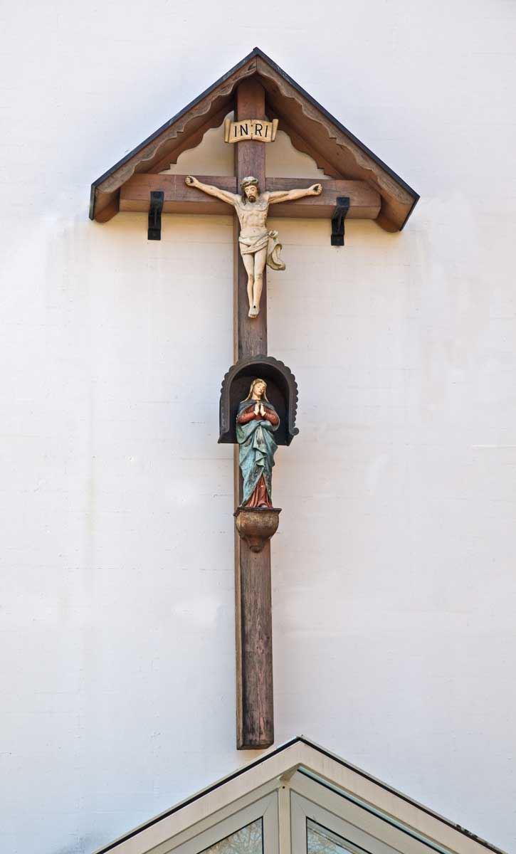 Crucifix über dem Eingangsportal