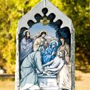 Der Leichnam Jesu wird ins Grab gelegt