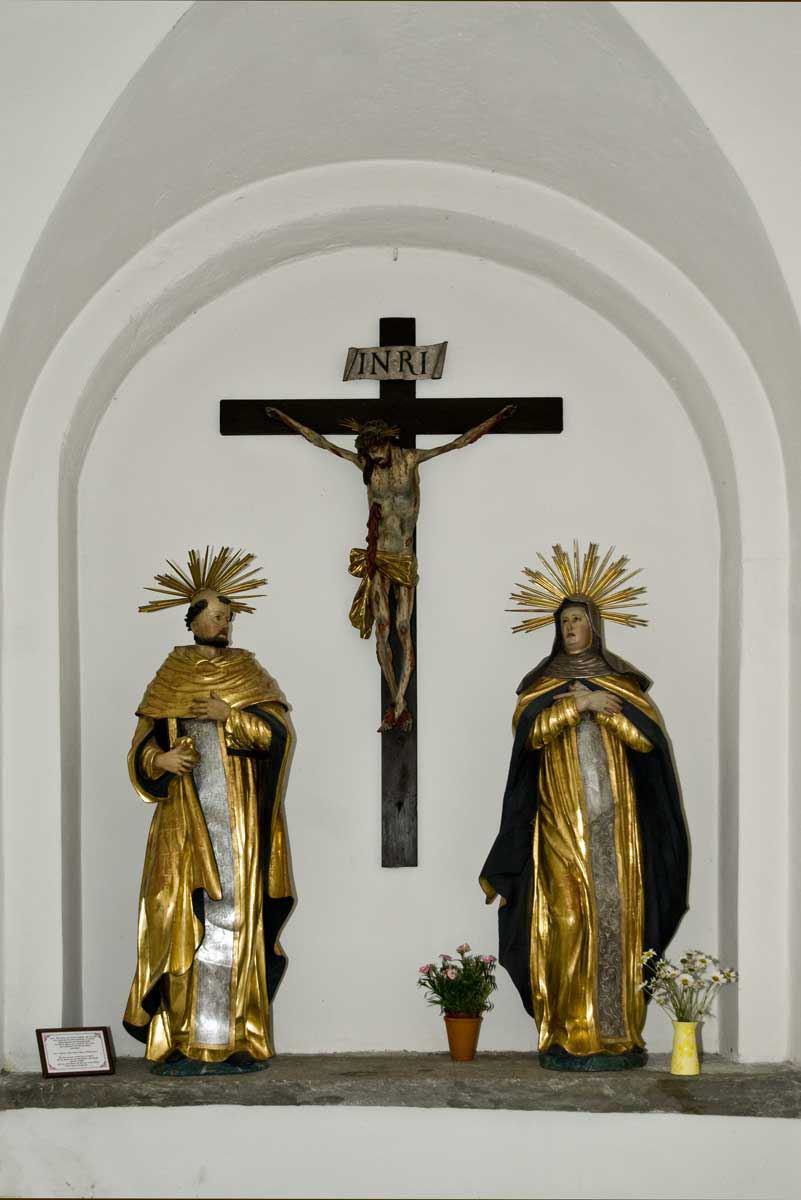 Crucifix, umgeben von