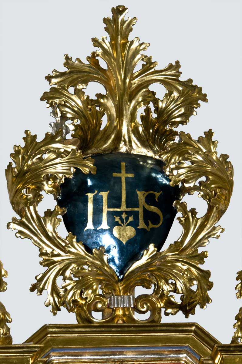 Rechter Seitenaltar - Altarkrone Christusmonogramm