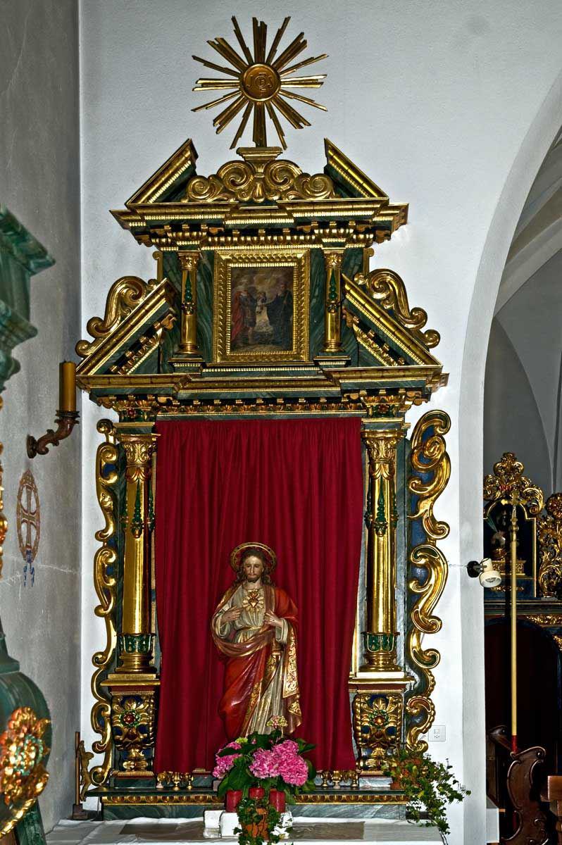Linker Seitenaltar mit Herz-Jesu-Statue