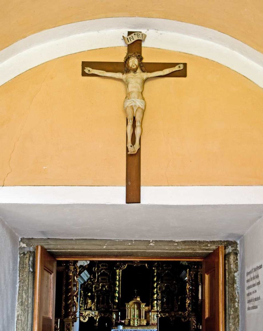 Crucifix über der Türe