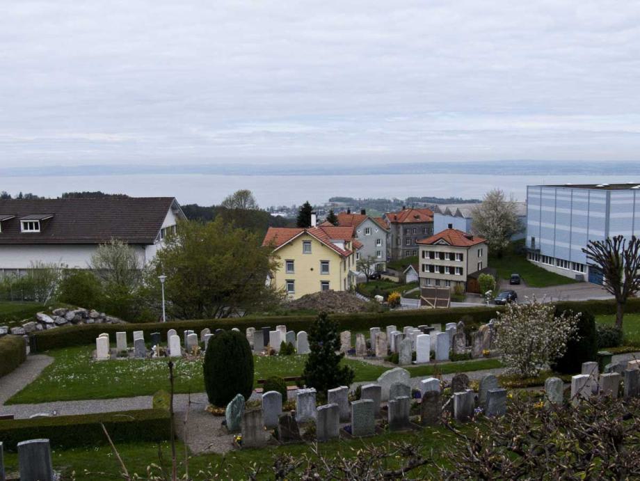 Blick über den Friedhof nach Westen zum Bodensee