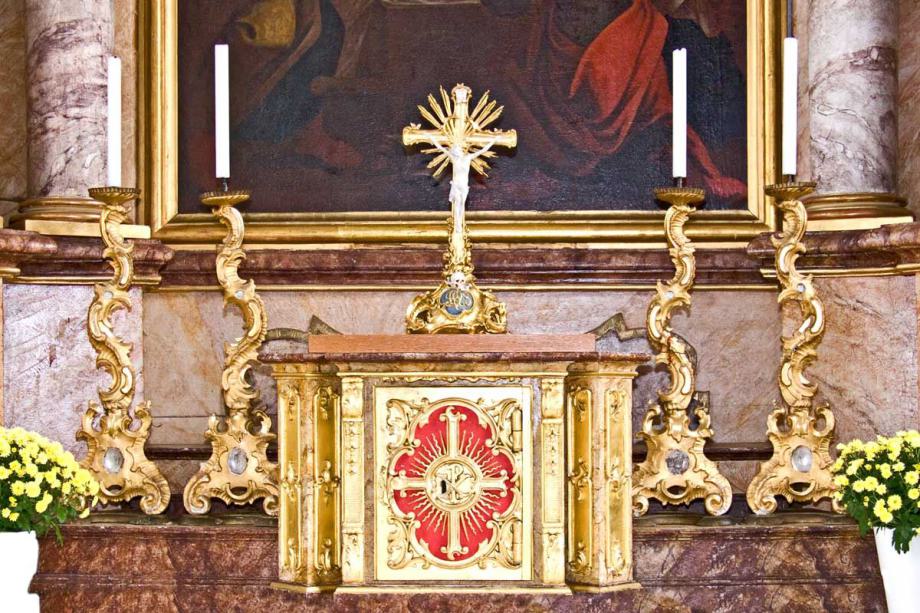Altar - Mensa mit Tabernakel und Kerzenleuchter