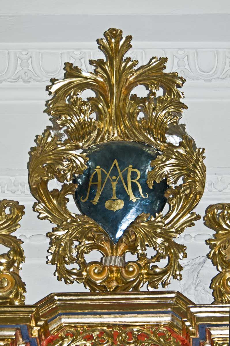 Altarkrone mit Monogramm Maria