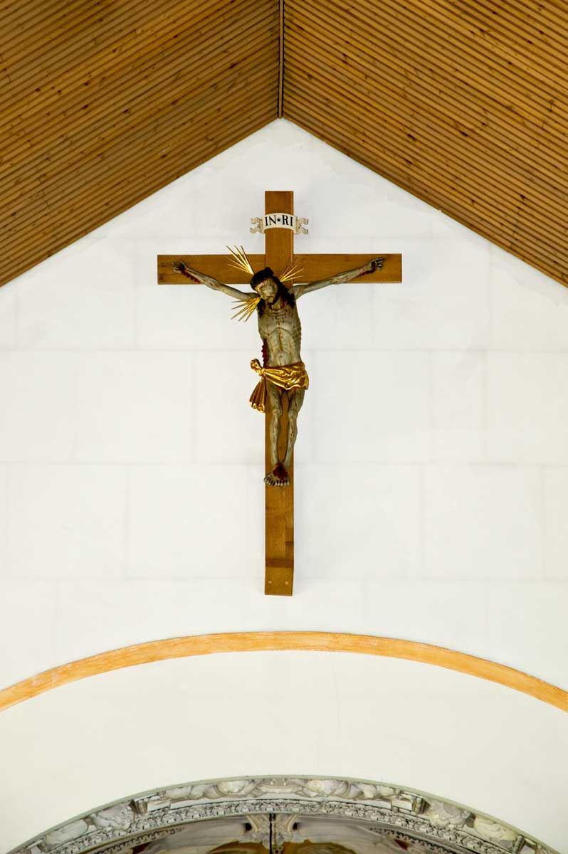 Crucifixus über dem Chorbogen