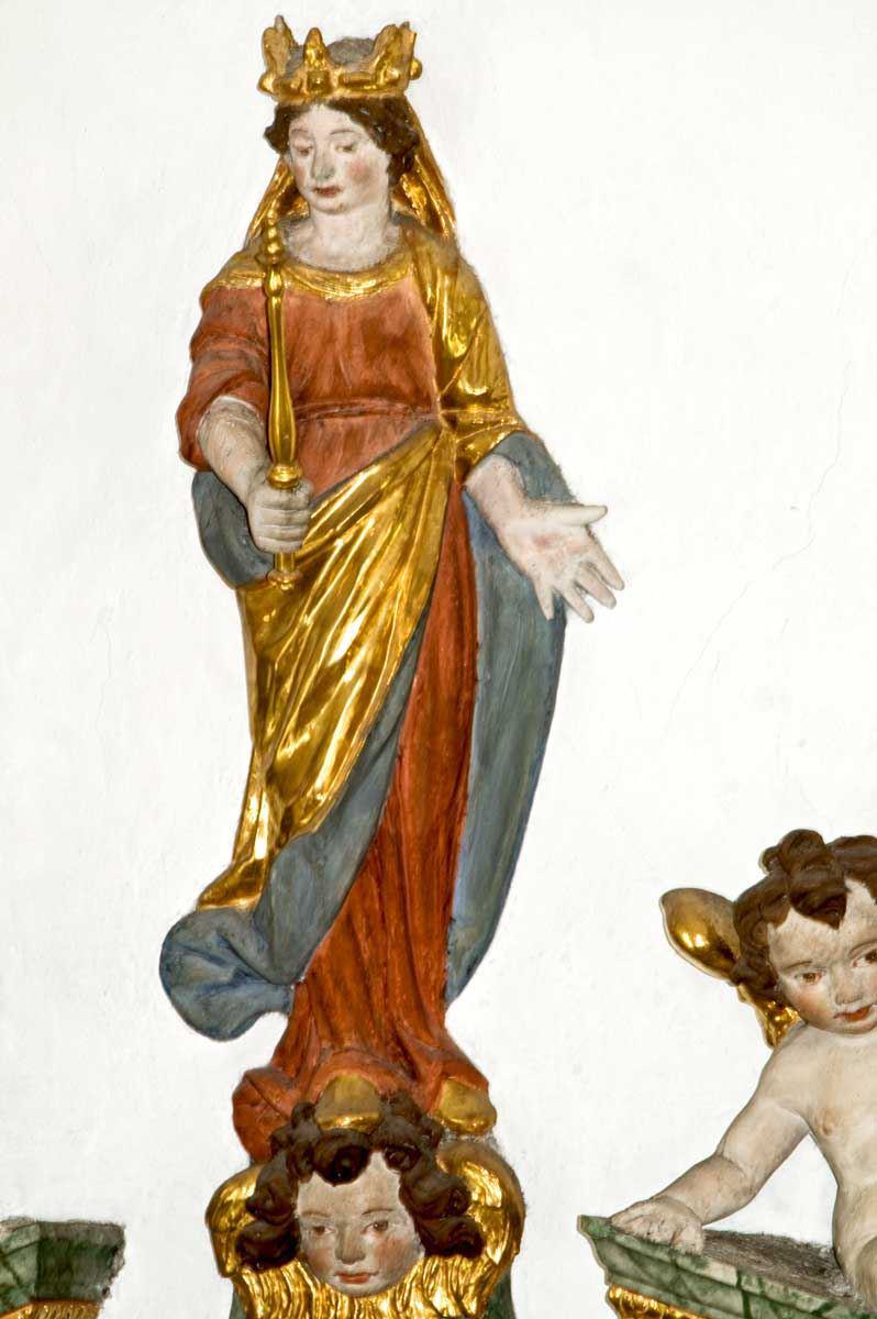 Altargiebel: Maria mit Szepter und Krone