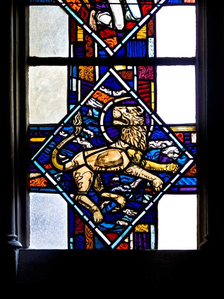 Glasfenster links unten